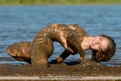 European Redhead Smears Mud on Her Body at the Lake – photo 11 of 16