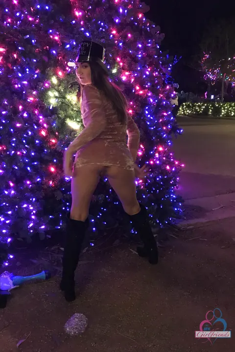 Lily Adams: Thick Brunettes in Boots Spread for Each Other in a Car – photo 15 of 21