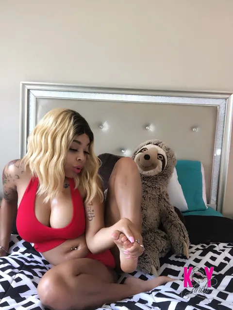 Soykay Linda: Thick Blonde Latina with Big Tits Strips Out of Her Panties – photo 7 of 21
