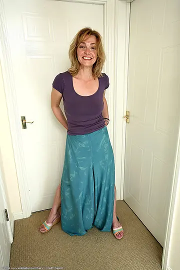 Mature Woman Spreads Her Hairy Pussy in a Skirt