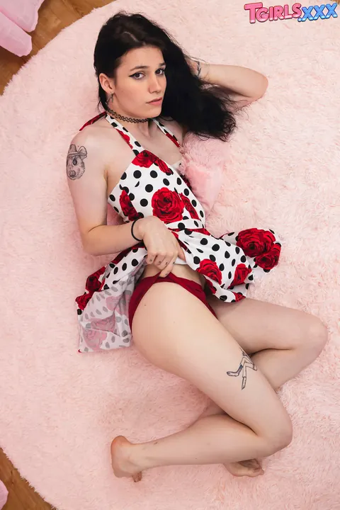 Trans Woman Shows Her Round Ass and Fingers Herself – photo 3 of 16
