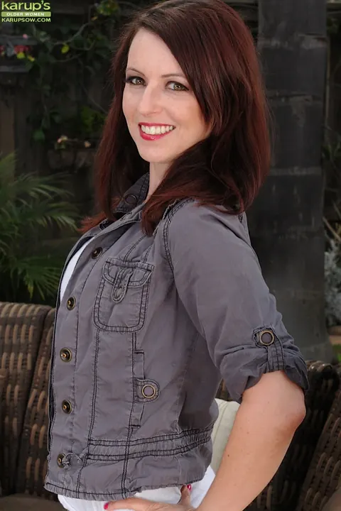 Violet Rose: Curvy Brunette MILF Takes Off Her Jeans Outdoors – photo 1 of 16