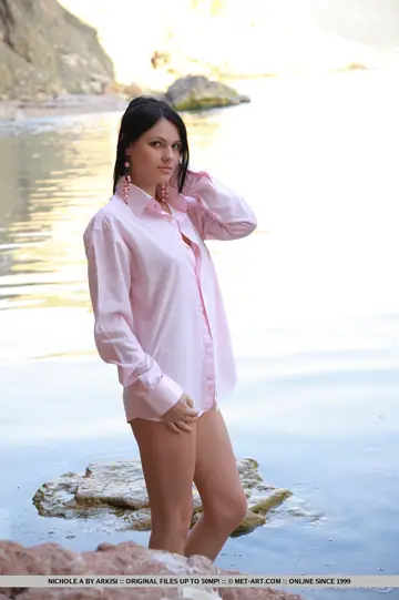 Russian PAWG Spreads Her Pussy on Seaside Boulders