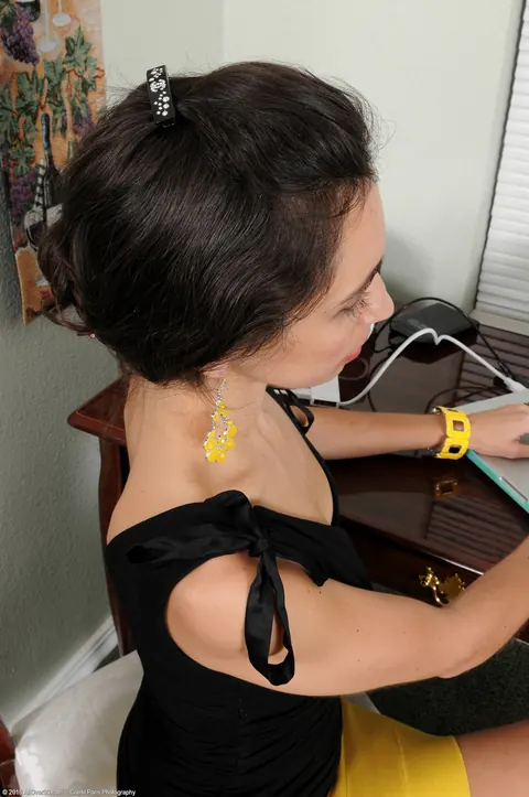 Brunette MILF Lifts Her Skirt and Pulls Her Panties Aside – photo 2 of 21