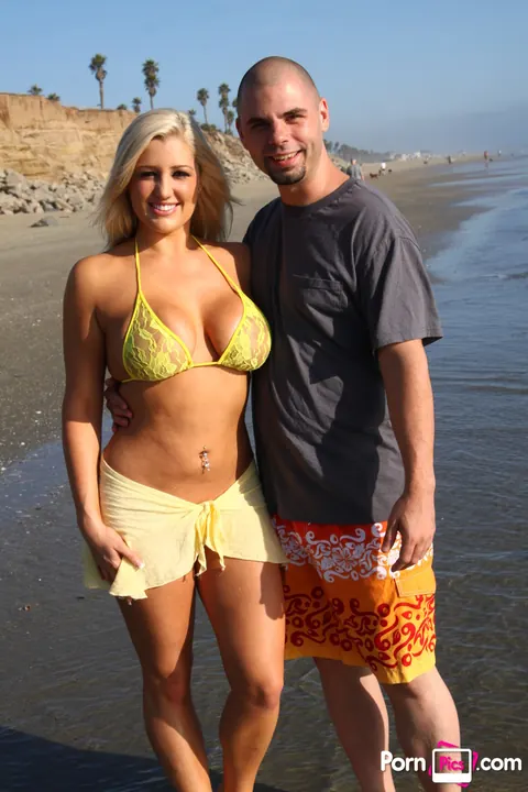 Dayna Vendetta: Thick Blonde with Big Tits Fucks in a Bikini on the Beach – photo 4 of 21
