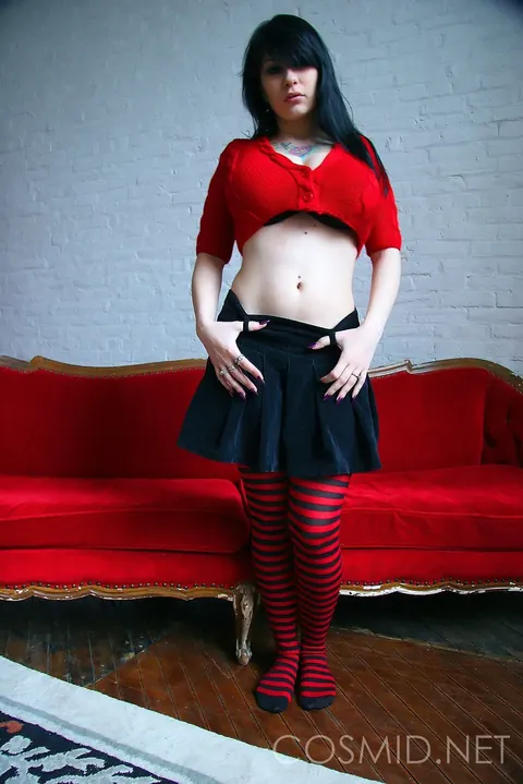 Jennique Adams: Brunette with Big Natural Tits Reveals Them in Stockings – photo 4 of 16