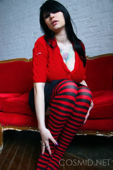 Jennique Adams: Brunette with Big Natural Tits Reveals Them in Stockings – photo 6 of 16