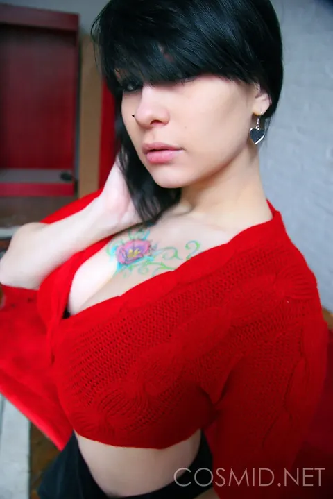 Jennique Adams: Brunette with Big Natural Tits Reveals Them in Stockings – photo 5 of 16