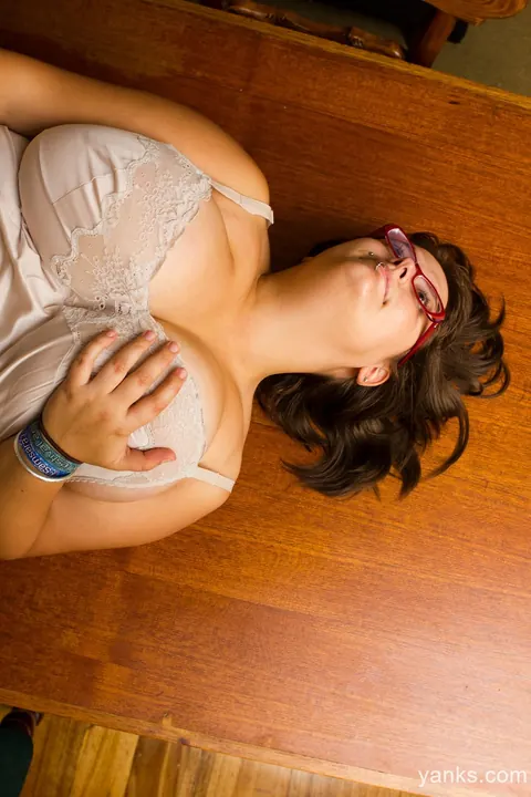 Curvy MILF Masturbates Her Hairy Pussy with a Vibrator – photo 3 of 16
