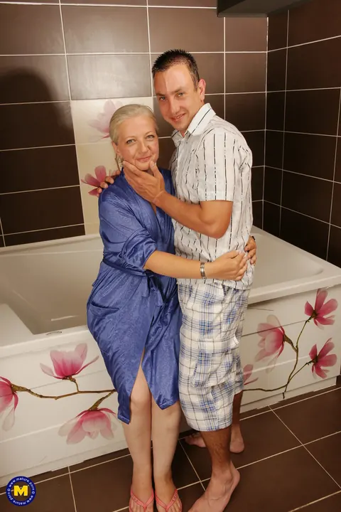 Curvy MILF Takes a Facial in the Bathroom – photo 1 of 20