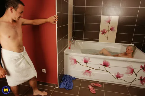 Curvy MILF Takes a Facial in the Bathroom – photo 4 of 20
