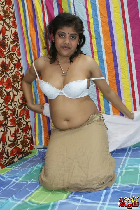 Indian Woman Strips Nude with a Smile – photo 5 of 15