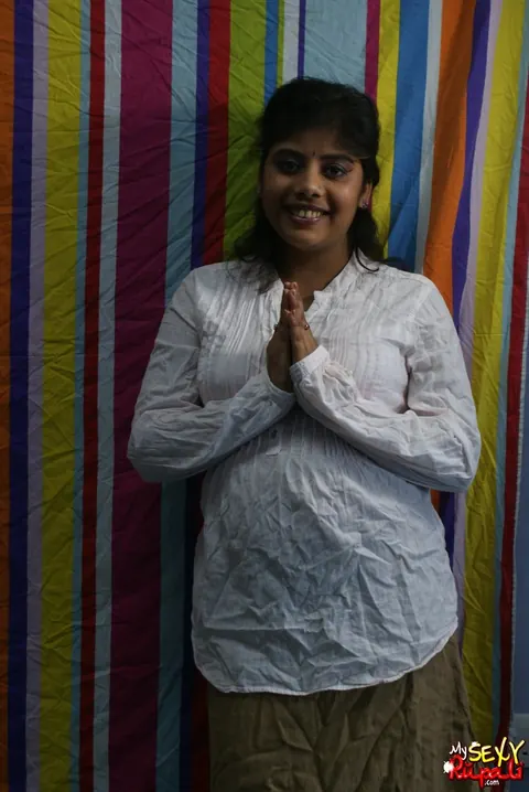 Indian Woman Strips Nude with a Smile – photo 1 of 15