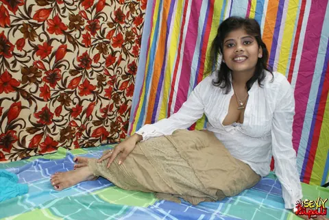 Indian Woman Strips Nude with a Smile – photo 4 of 15