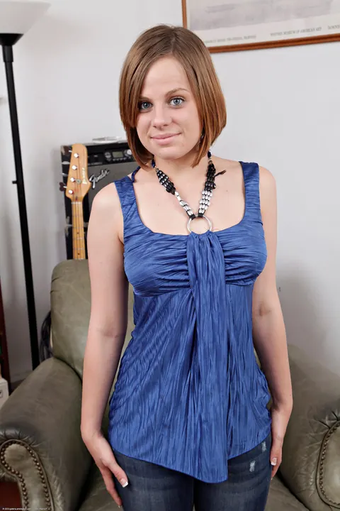 Shelly starr: Petite Brunette in Jeans Spreads Her Ass and Pussy – photo 2 of 21