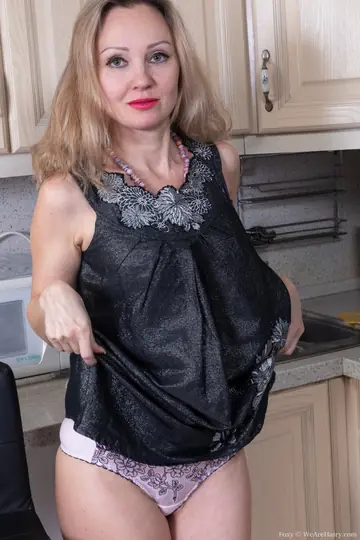 Foxy Love – Mature Blonde Spreads Her Legs in the Kitchen