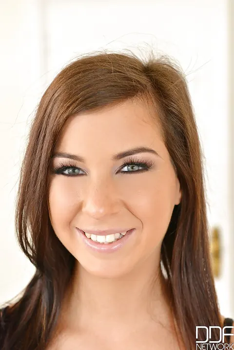 Onyx Viper: Tall European Brunette Strips Out of Her Jeans and Spreads – photo 1 of 16