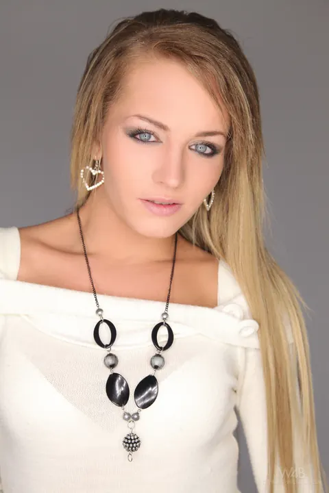 Adel Sunshine: European Blonde Undresses for a Casting and Shows Her Body – photo 2 of 21
