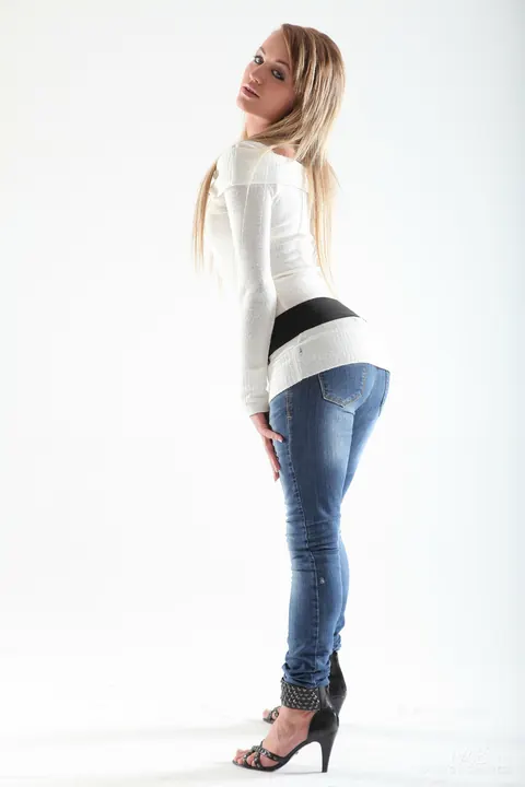 Adel Sunshine: European Blonde Undresses for a Casting and Shows Her Body – photo 3 of 21