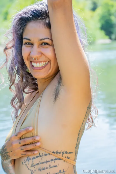 Curly Tattooed Woman Strips Out of Her Bikini by the River – photo 5 of 21