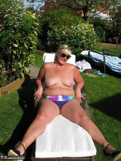 Curvy Mature Woman in a Bikini Sucks Dick Outdoors – photo 13 of 20