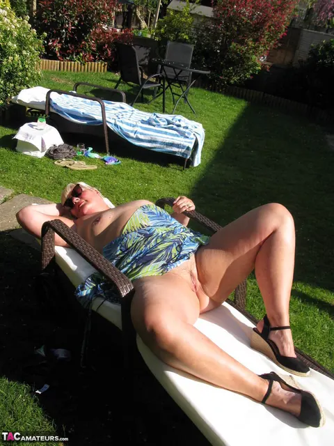 Curvy Mature Woman in a Bikini Sucks Dick Outdoors – photo 18 of 20