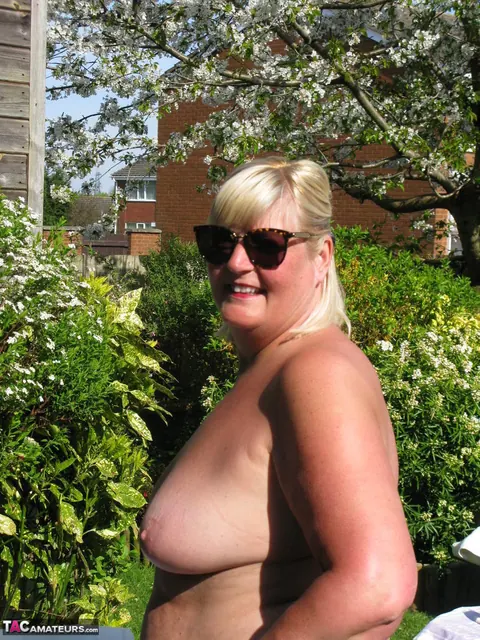 Curvy Mature Woman in a Bikini Sucks Dick Outdoors – photo 10 of 20