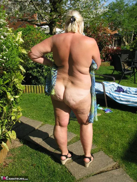 Curvy Mature Woman in a Bikini Sucks Dick Outdoors – photo 20 of 20