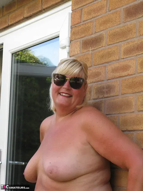 Curvy Mature Woman in a Bikini Sucks Dick Outdoors – photo 8 of 20
