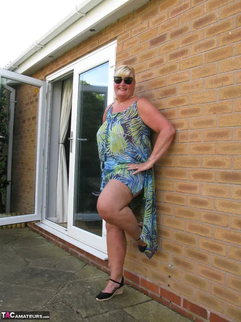 Curvy Mature Woman in a Bikini Sucks Dick Outdoors – photo 2 of 20