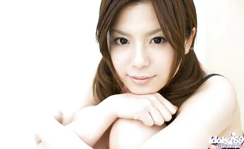 Riri Kuribayashi: Japanese Brunette Slips Off Her Dress to Show a Bikini – photo 3 of 15
