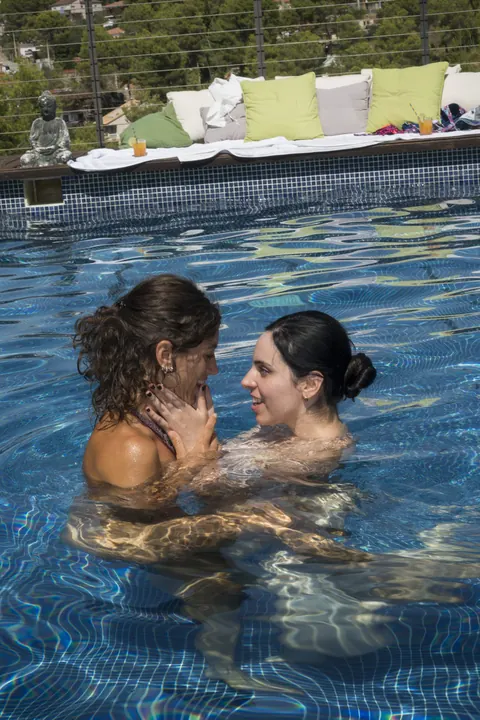 Jane Jones & Julia Roca: Latina and Spanish Brunettes Kiss Nude by the Pool – photo 11 of 21