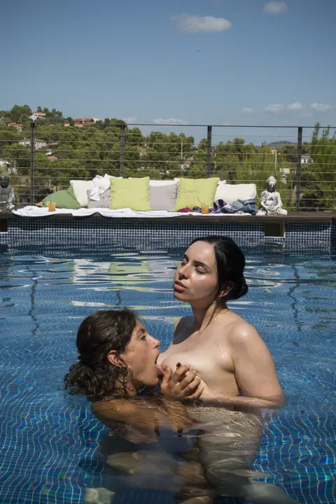 Jane Jones & Julia Roca: Latina and Spanish Brunettes Kiss Nude by the Pool – photo 15 of 21