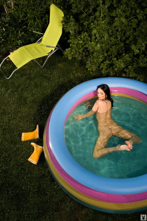 Gik: Brunette Flaunts Her Natural Tits and Ass by the Pool – photo 16 of 17