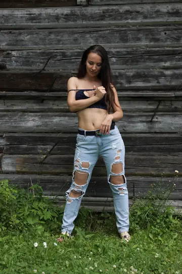 Thick Babe with Natural Tits Strips Outdoors and Spreads