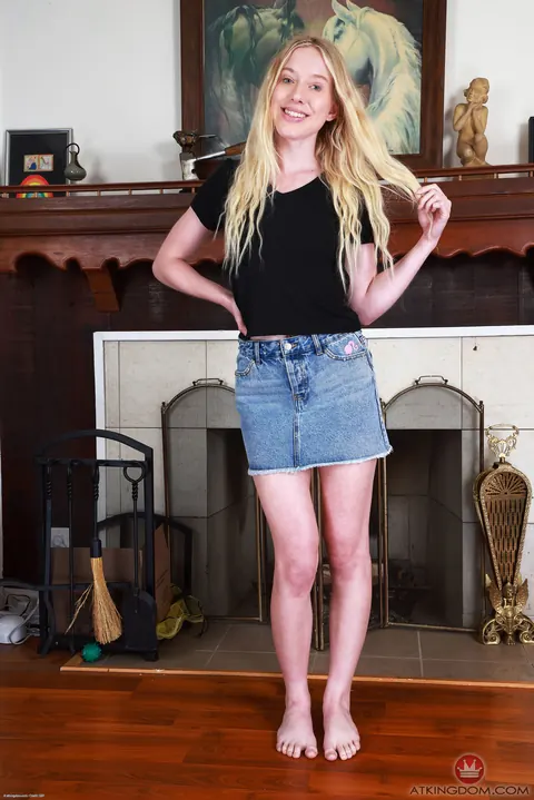 Kallie Taylor: Petite Blonde Undresses and Poses Nude for the Gallery – photo 1 of 21