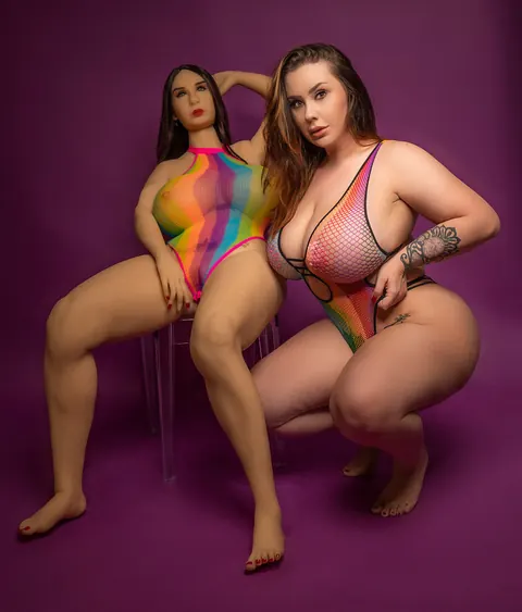 Curvy Woman Poses Nude and Shows Her Figure – photo 11 of 16