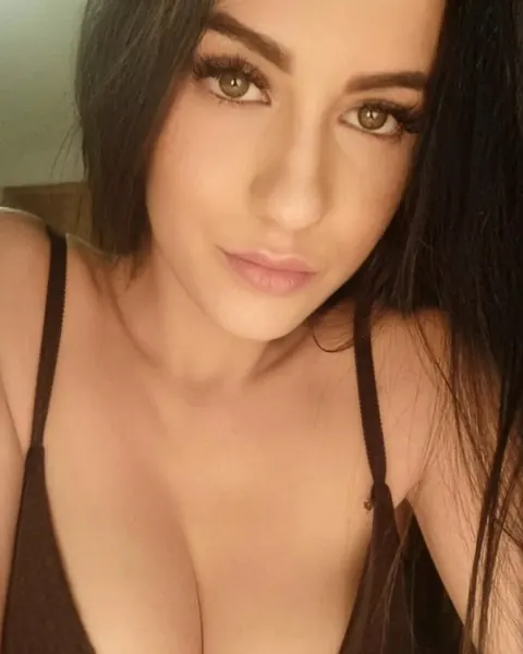 Amateur Babe Strips Nude and Poses – photo 5 of 19