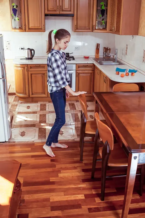 Maria Espen: Petite Ukrainian Brunette Spreads Her Pussy in the Kitchen – photo 3 of 21