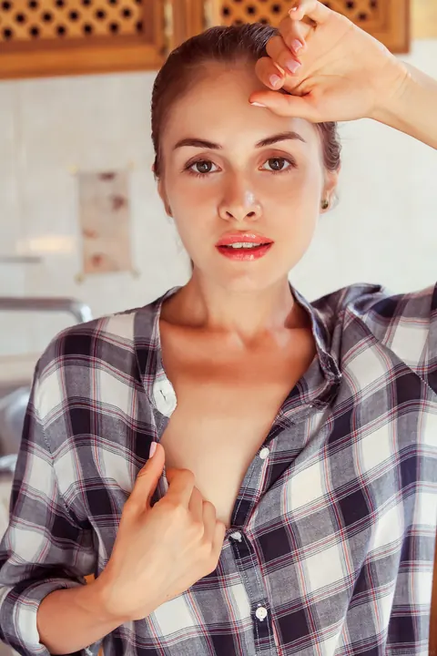 Maria Espen: Petite Ukrainian Brunette Spreads Her Pussy in the Kitchen – photo 4 of 21