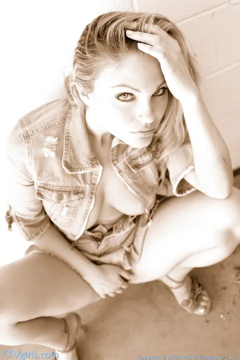 Jesse Capelli: Brunette Strips Out of Her Skirt and Jeans Outdoors – photo 5 of 21