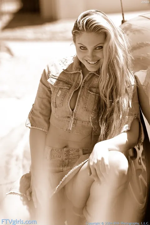 Jesse Capelli: Brunette Strips Out of Her Skirt and Jeans Outdoors – photo 4 of 21