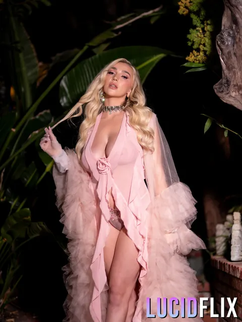 Kendra Sunderland: Tall Tattooed Blonde with Big Natural Tits Strips and Spreads – photo 1 of 15