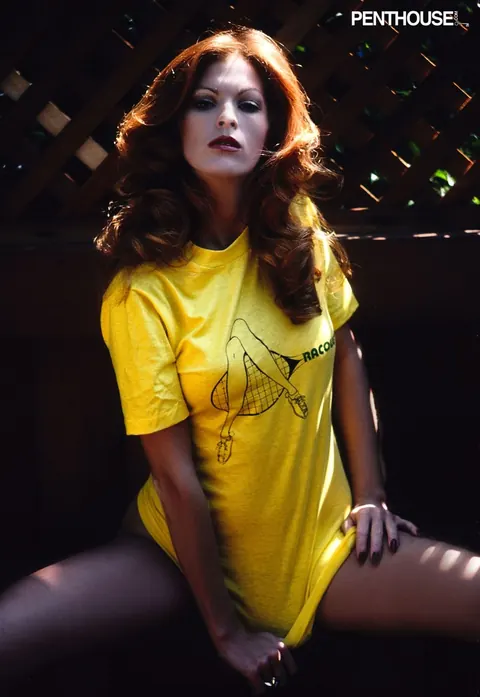 Victoria Lynn Johnson: Redhead Reveals Her Natural Tits and Poses Nude – photo 6 of 20