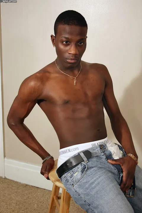 Man Strips Nude and Shows Off His Body – photo 8 of 21