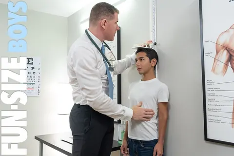 Hunky Doctor Gives Twink a Handjob Before Bareback Anal – photo 2 of 20