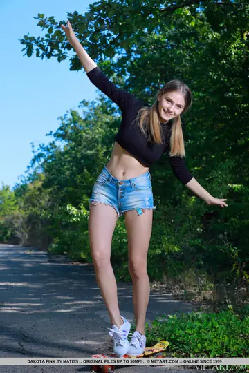 Thick Brunette in Shorts Strips Outdoors and Spreads Her Pussy on the Road