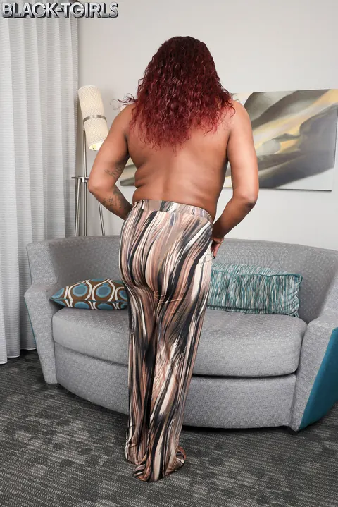Curvy Ebony Trans Woman Poses Nude on the Sofa – photo 5 of 16