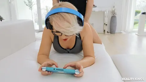 Slim Blonde in Yoga Pants Gets Fucked and Facesits – photo 5 of 21