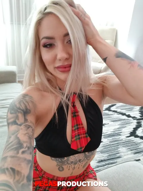 Veronique Tinkler: Tattooed Blonde Babe Poses in Lingerie for a Selfie – photo 14 of 20